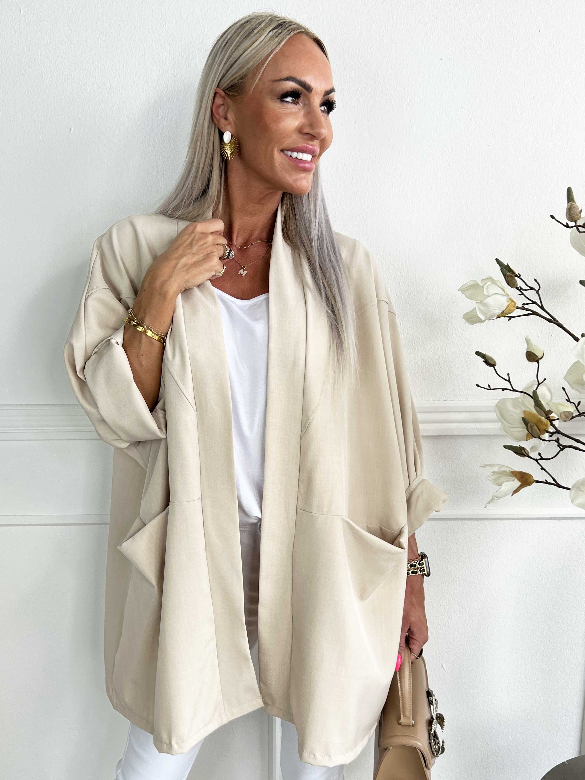 Annah Light Short - Oversized jakke med tydelige syninger og lommer